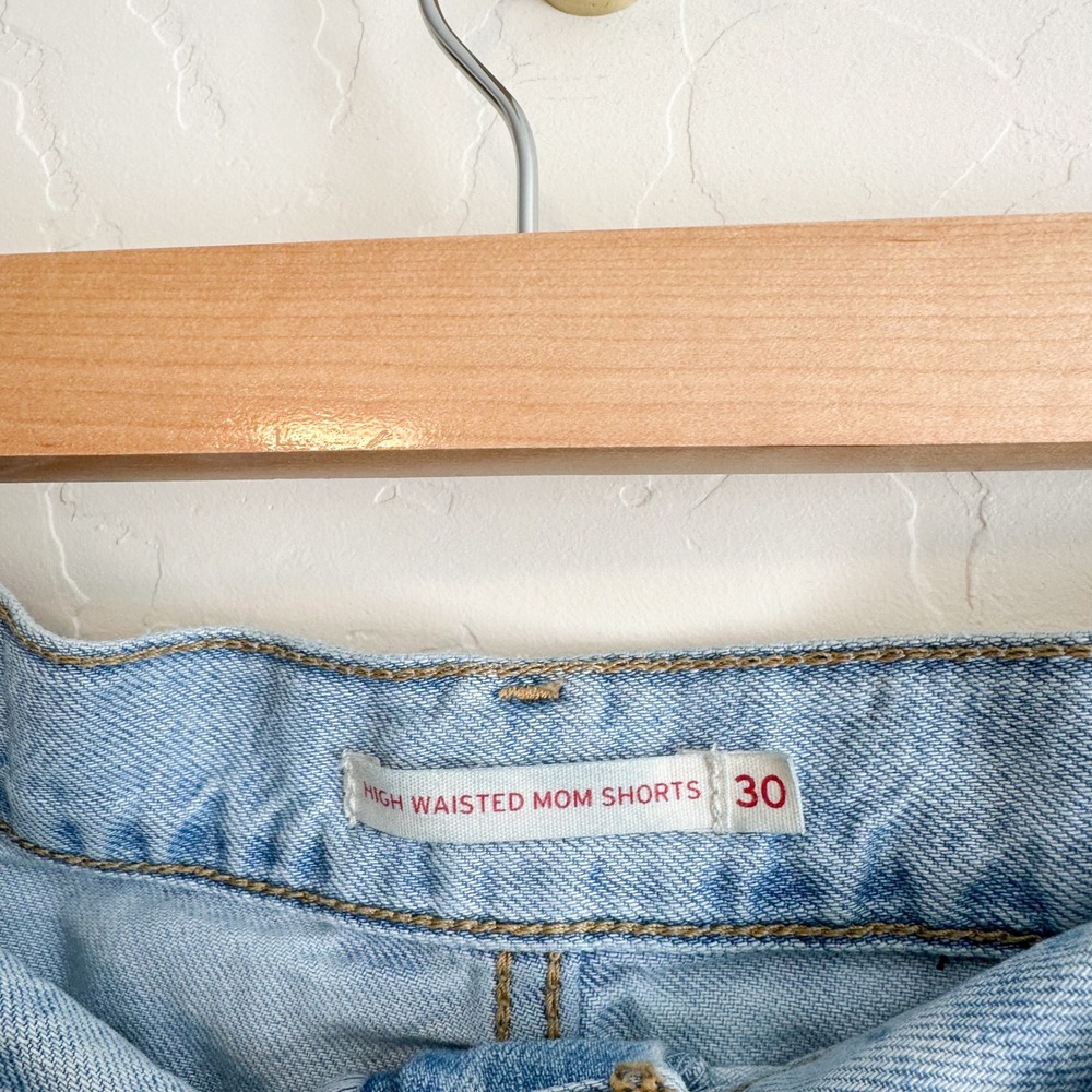 Levi's | High Waisted Cotton-Blend Mom Denim Shorts in Blue size 30 - Picture 7 of 9